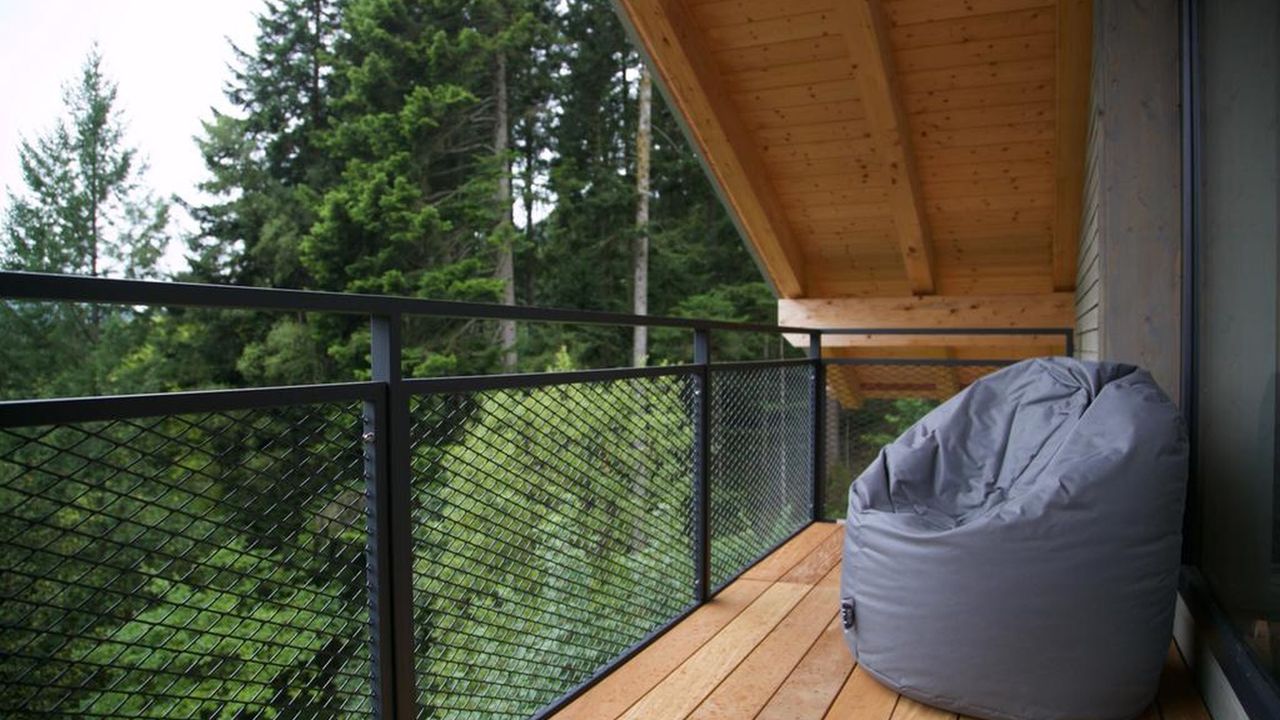 Balkon mit Aussicht auf Sommerlandschaft Balkon mit Aussicht auf Sommerlandschaft